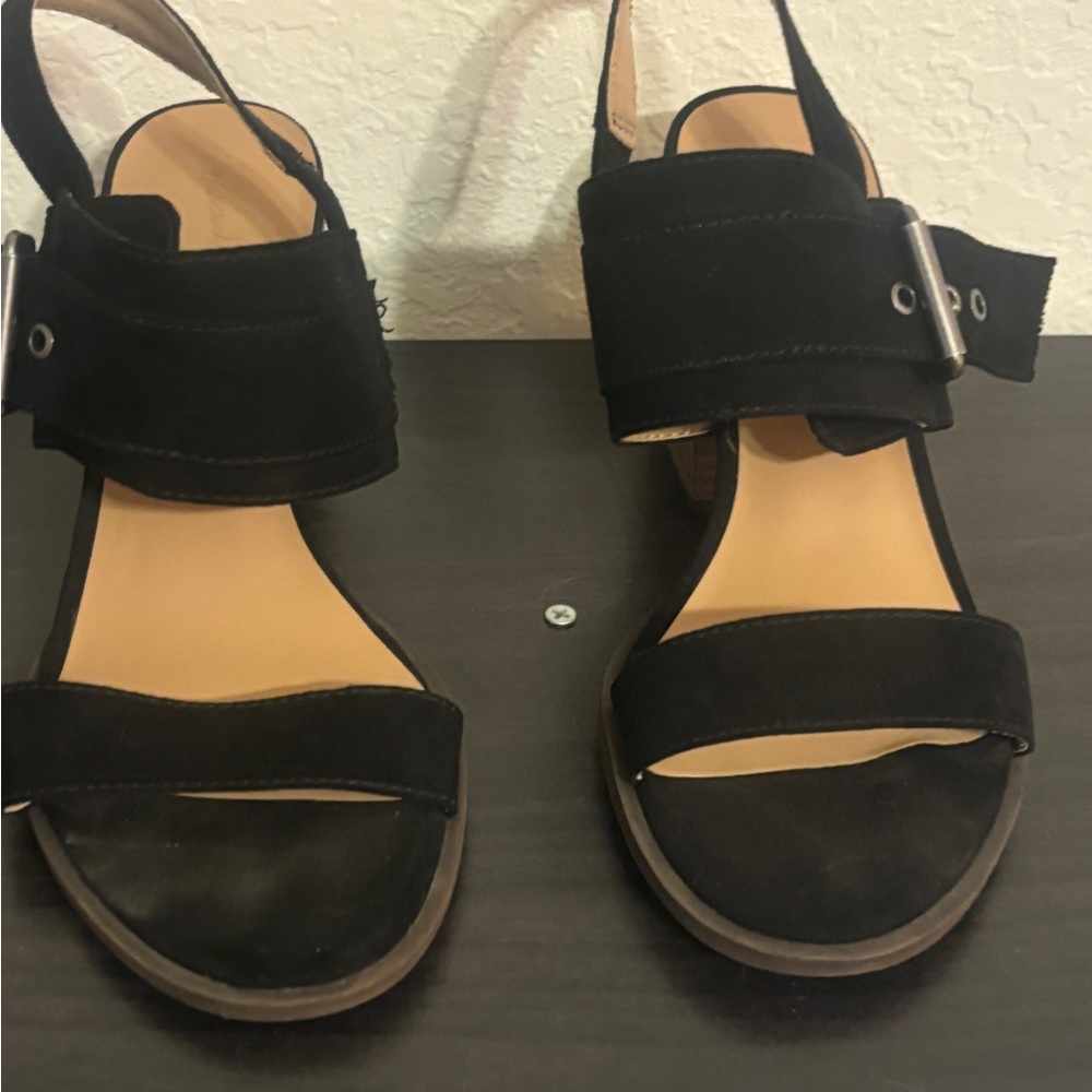 Block heel shoes